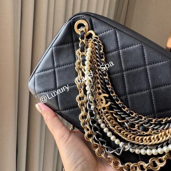 ร้านขายกระเป๋าแบรนด์เนมมือสอง กระเป๋าแบรนด์เนมมือสอง Chanel Crossbody bag holo28 มือสอง