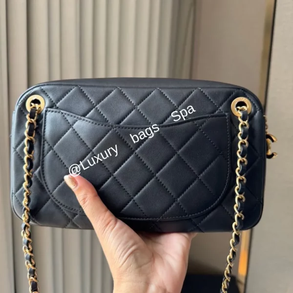 ร้านขายกระเป๋าแบรนด์เนมมือสอง กระเป๋าแบรนด์เนมมือสอง Chanel Crossbody bag holo28 มือสอง