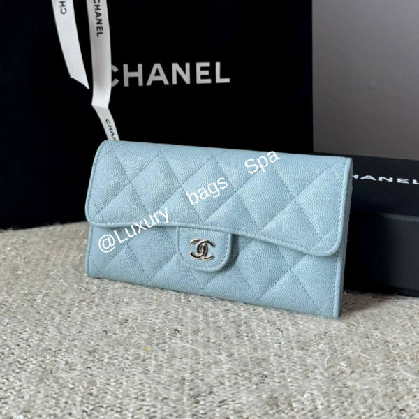 ร้านขายกระเป๋าแบรนด์เนมมือสอง กระเป๋าแบรนด์เนมมือสอง กระเป๋า Chanel Medium wallet 6“ holo32 มือสอง