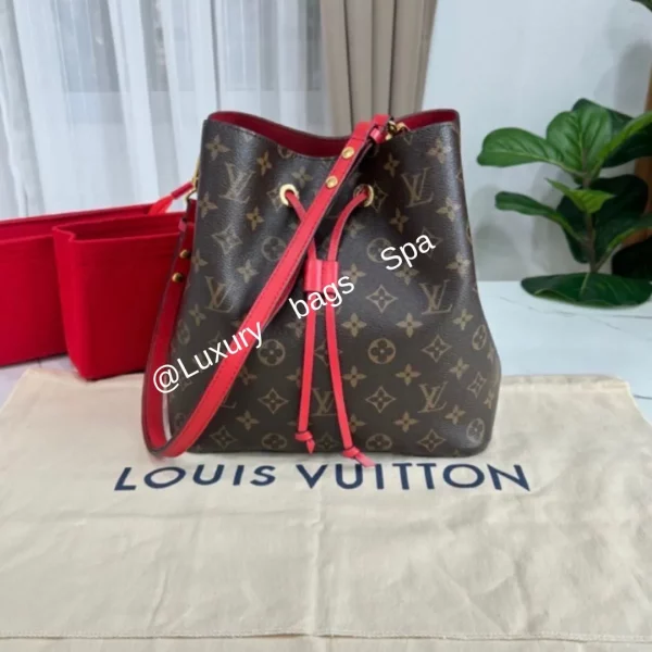 ร้านขายกระเป๋าแบรนด์เนมมือสอง กระเป๋าแบรนด์เนมมือสอง กระเป๋า LOUIS VUITTON Monogram Neonoe MM Coquelicot มือสอง