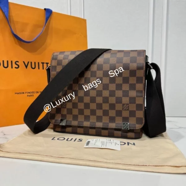 ร้านขายกระเป๋าแบรนด์เนมมือสอง กระเป๋าแบรนด์เนมมือสอง กระเป๋า Louis Vuitton District Pm Damier มือสอง