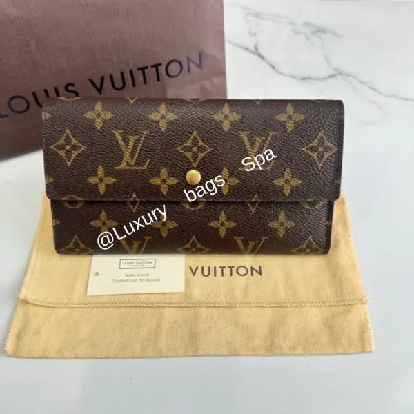 ร้านขายกระเป๋าแบรนด์เนมมือสอง กระเป๋าแบรนด์เนมมือสอง กระเป๋า Louis Vuitton International Trifold Wallet มือสอง