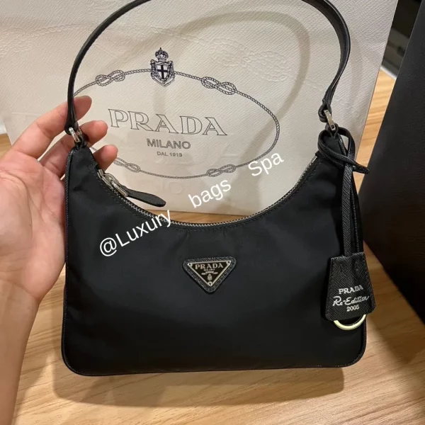 ร้านขายกระเป๋าแบรนด์เนมมือสอง กระเป๋าแบรนด์เนมมือสอง กระเป๋า Prada Re-edition 2005 Hobo มือสอง