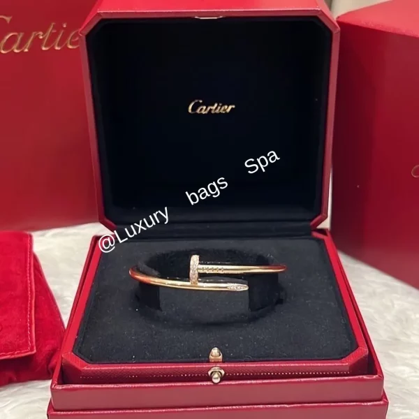 ร้านขายกระเป๋าแบรนด์เนมมือสอง กระเป๋าแบรนด์เนมมือสองCartier Juste un Clou Bracelet Classic Au750 Yellowgold 32 Diamonds มือสอง